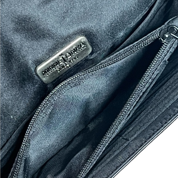 Minnetonka tooled leather embossed wallet in Black with card holders - Picture 11 of 13